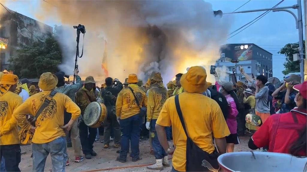 北港媽祖遶境沿途鑼鼓喧天 清出160公噸炮屑破紀錄