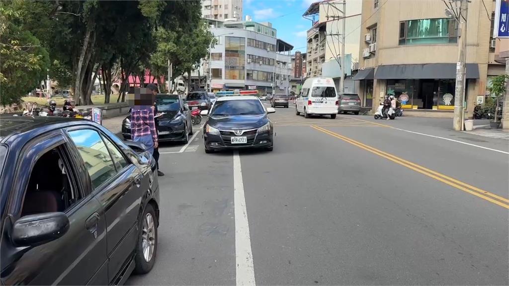 婦人違規穿越馬路被車輛撞飛　驚悚瞬間全被拍下