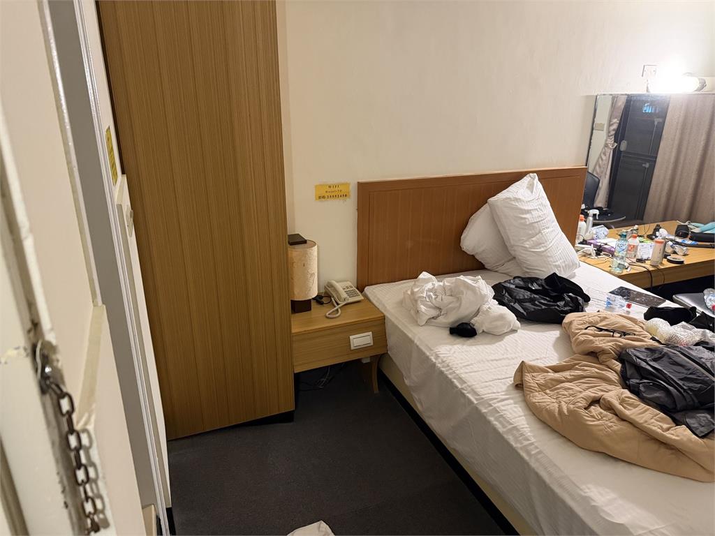 張文租住旅館宛如小型軍火庫！警搜出15顆疑似自製「恐怖燒夷彈」