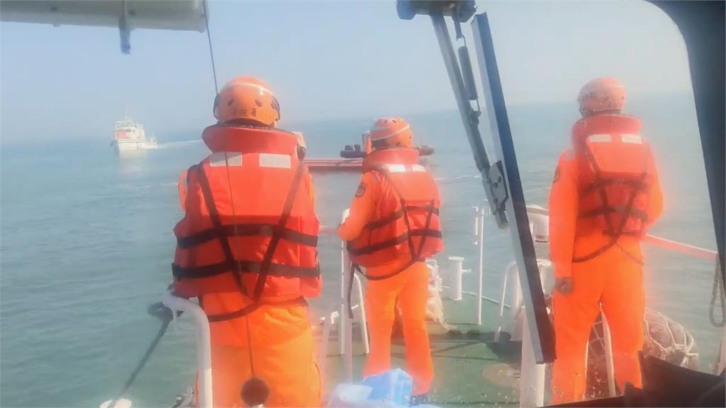 中國漁船越界捕魚 蛇行逃逸翻船 4名中國漁民落海 2人不治