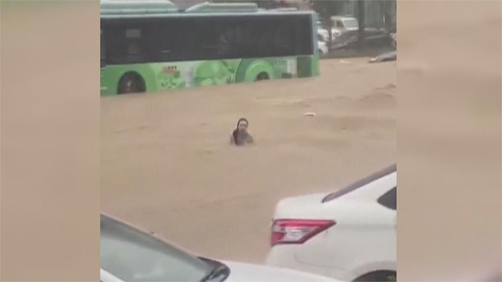 大水沖破街道！中國鄭州破紀錄雨彈狂炸　馬路崩塌民眾墜落