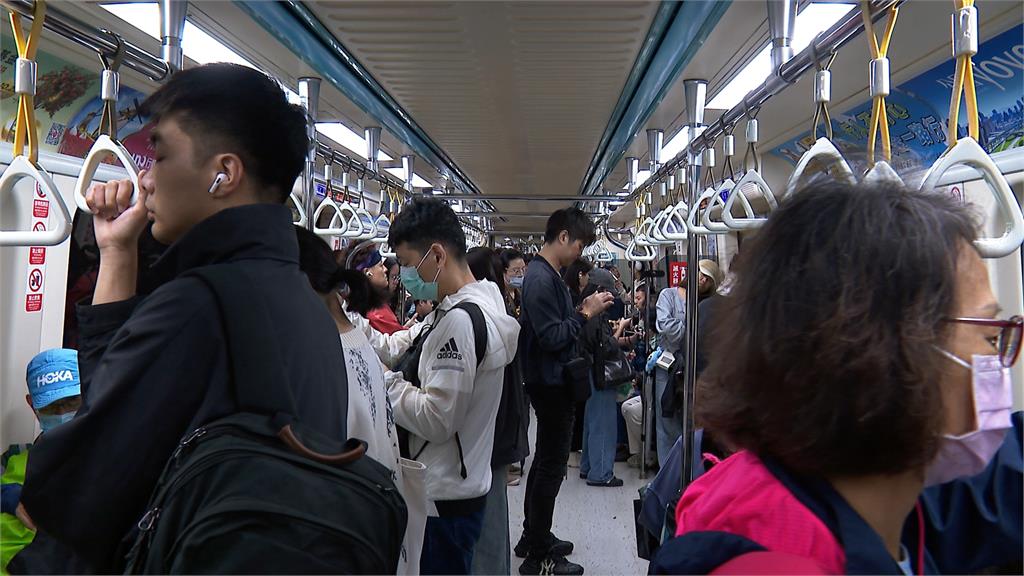 座椅、扶手柱都拆了! 通勤族大讚北捷新措施:不用搶位子了