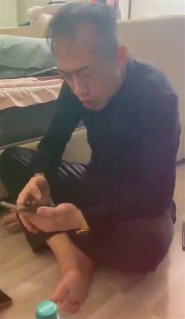 床頭擺香爐+遺照...安哥悼亡妻驚見「一具女裝躺床上」超毛畫面瘋傳!