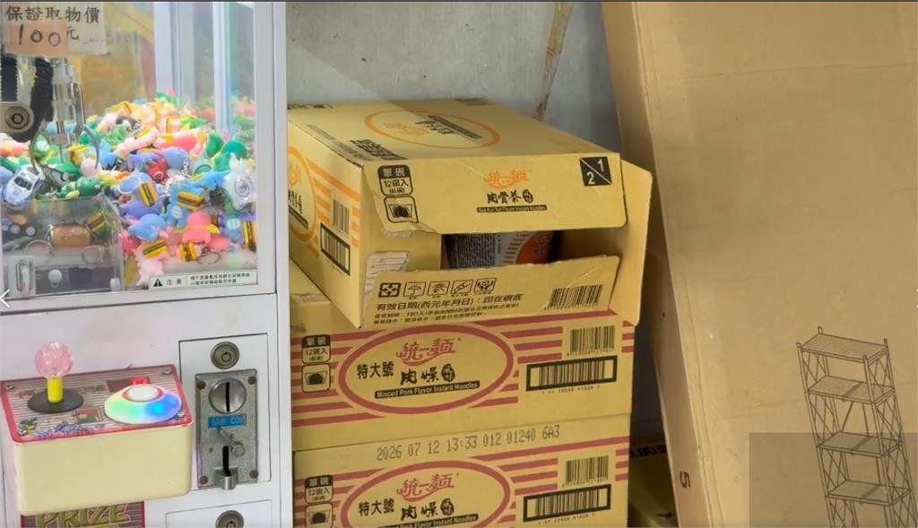 娃娃機店泡麵飲料被偷　員工壓制嫌犯　老闆選擇不追究　真相曝光！