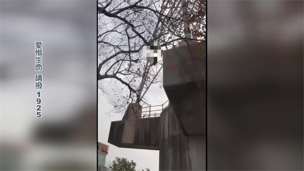 財務糾紛心情差! 男子「爬電塔坐半空」與警對峙近4小時