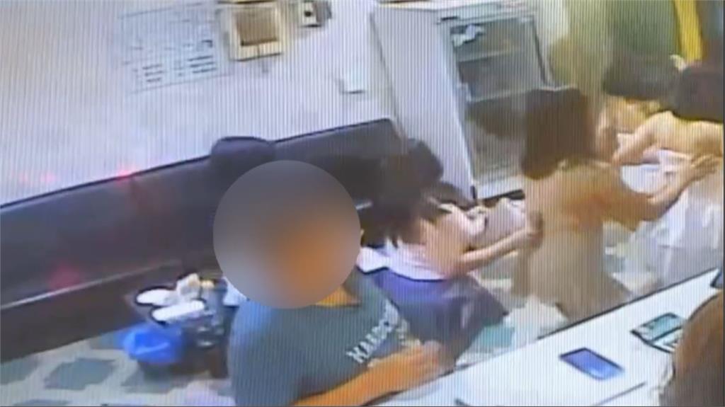 桃園10名清涼正妹「街頭狂奔」bra猛下滑!逃跑真相曝光…警察全數帶回