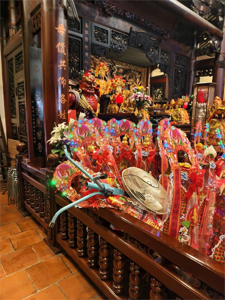 3百年台中萬和宮遭砸廟! 光明燈倒整排、媽祖神像摔落地