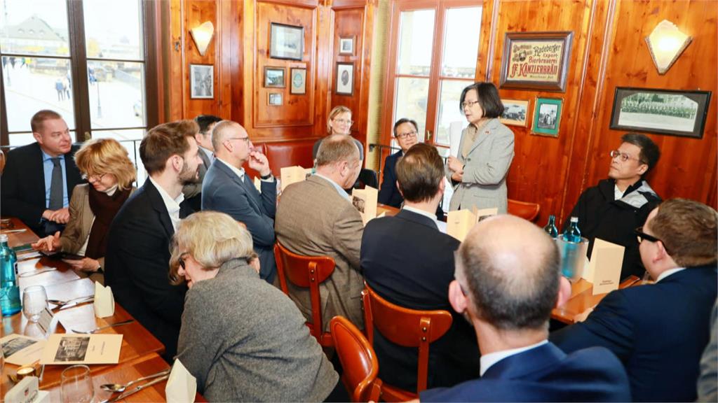 蔡英文訪「歐積電」談台德科技合作　波蘭青年偶遇要合照