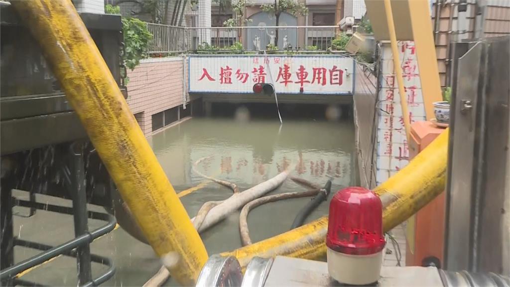 凱米颱風挾豪大雨多地淹水 高雄大樓地下三樓停車場全泡水中