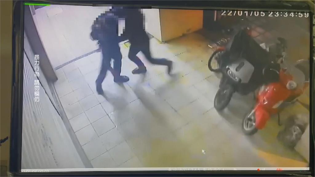 酒後嗆路人...拿酒瓶作勢攻擊 糗了! 醉男反被壓著打