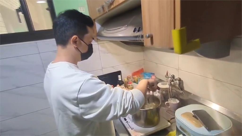 被警察耽誤的總鋪師！　派出所長擁「中餐丙級證照」　燉雞湯暖同仁