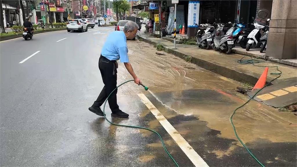 週日雨彈狂炸基隆! 街道慘變黃河 西定市場大淹水
