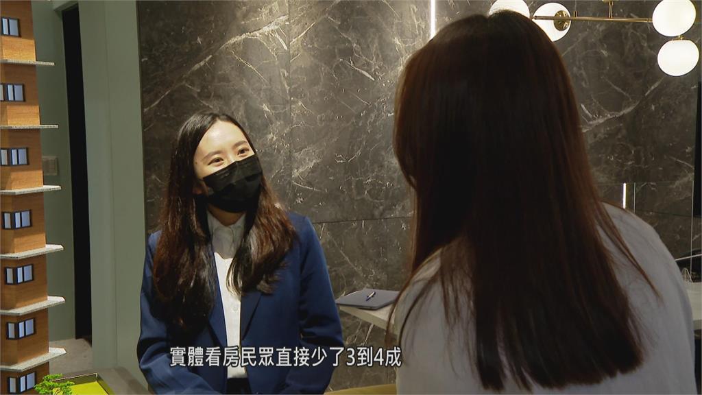 代銷業者防疫升級 自動除菌門替顧客消毒