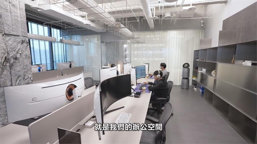 九妹花千萬造百坪工作室!員工椅5萬配32:9螢幕 蔡阿嘎跪求併購