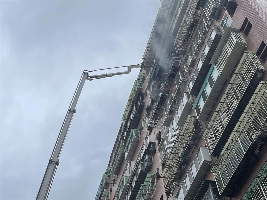 快新聞/濃煙竄天!蘆洲永樂街大樓驚傳祝融 3住戶遭嗆傷送醫