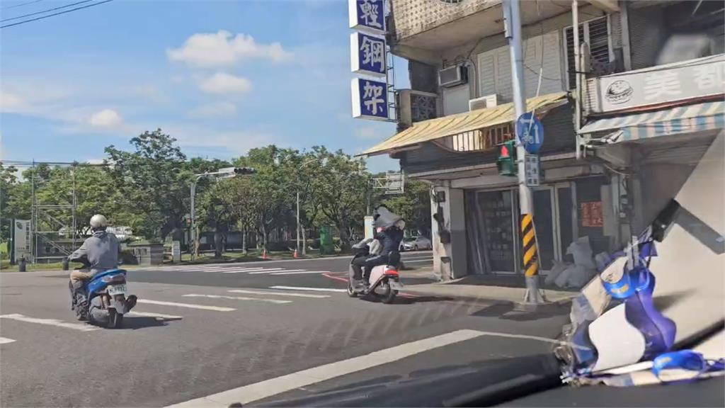 天熱出奇招!宜蘭機車後座乘客持不明物遮陽 警方回應了