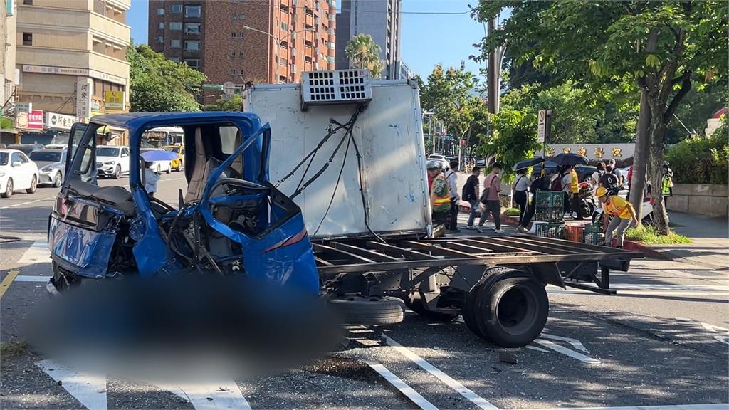 驚悚!公車剛起步換車道 遭貨車撞上「車身破大洞」