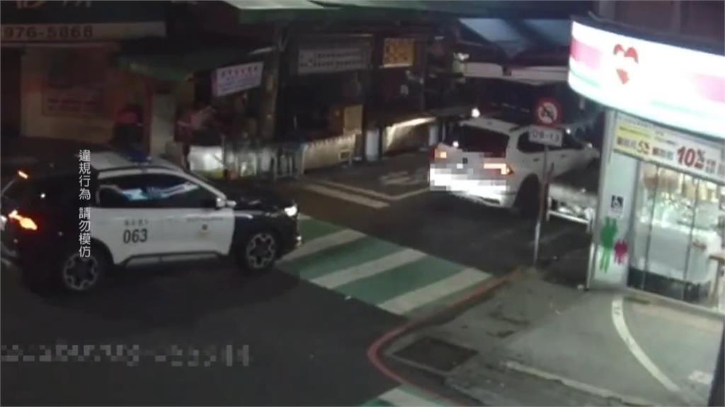 有鬼！駕駛見警加速逃　高速自撞攤車棄車逃逸