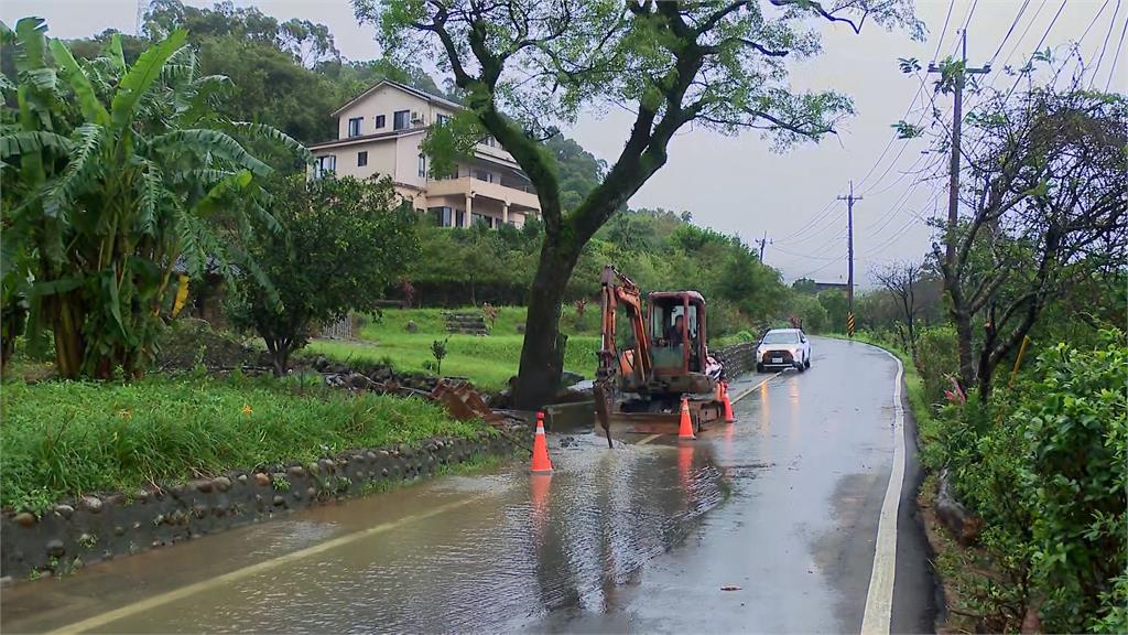 潭美颱風共伴效應！新北金山重建停擺　三芝土石淹沒道路