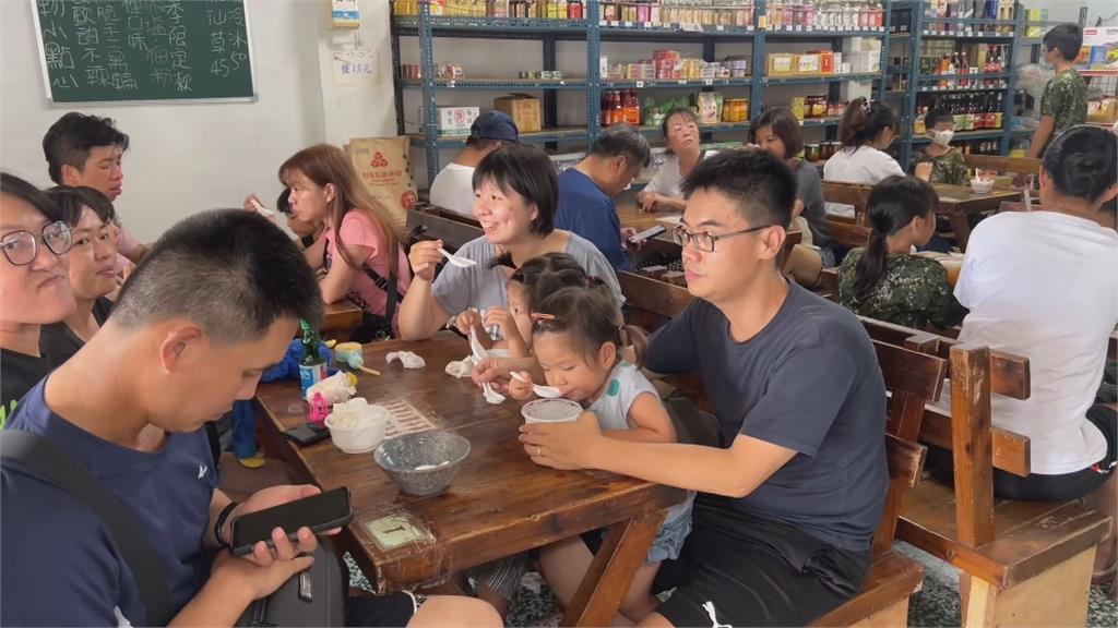 連假出遊人潮爆發 美食名店排隊一小時起跳