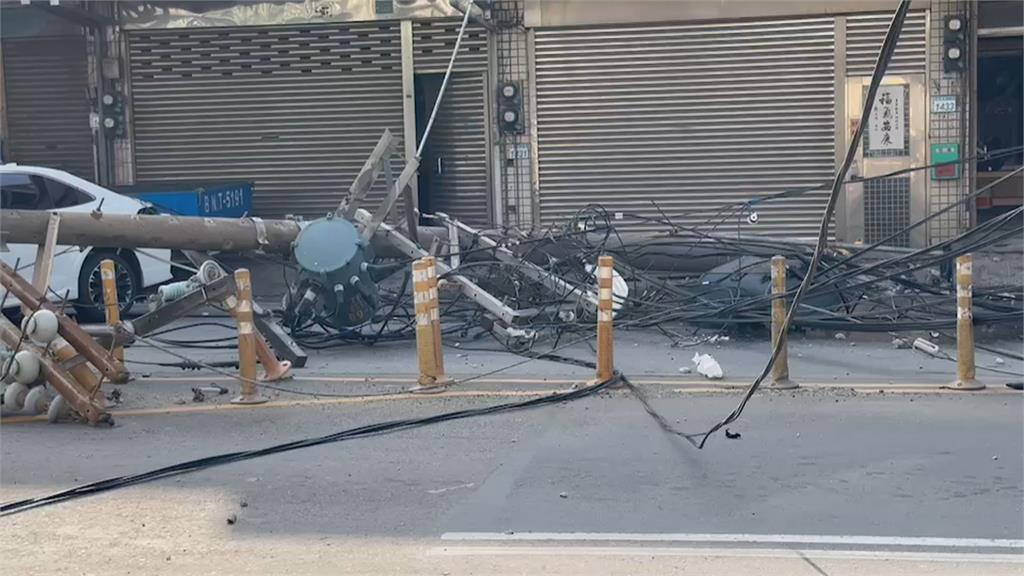 蘆竹車禍!自撞電桿扯斷整條街電線 街道停電一度爆炸