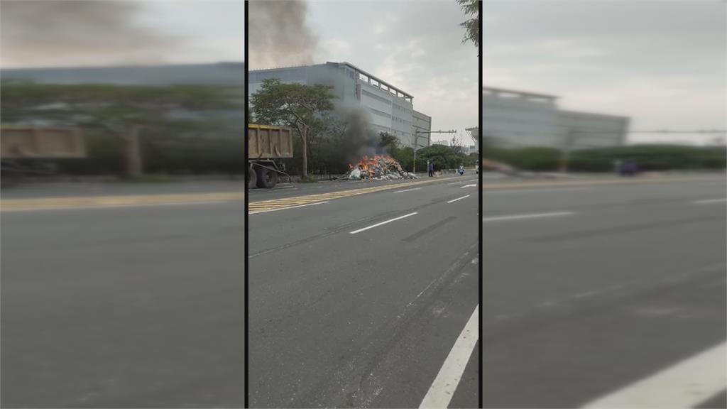垃圾車工作中突冒煙 成堆垃圾山路邊起火燃燒