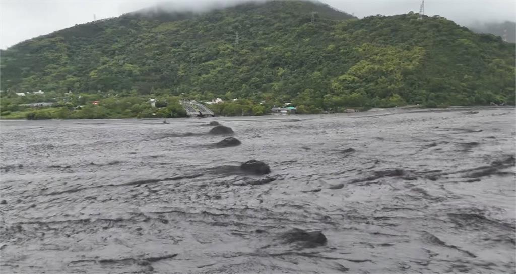 花蓮堰塞湖潰堤「光復鄉一片汪洋」！粉專揭驚人「溢流水量」：半個石門水庫