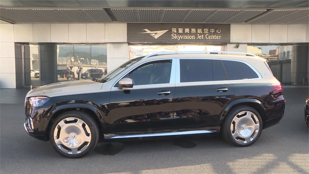 黃仁勳私人座駕升級邁巴赫　網友笑稱：幾分鐘就賺一台車
