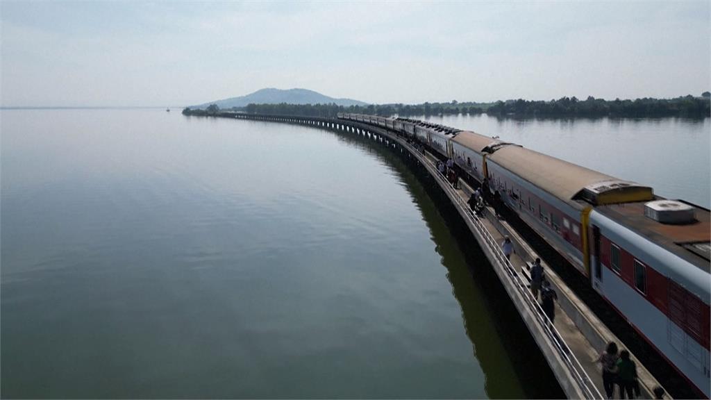泰國雨季結束「漂浮列車」啟動　水壩水位高漲行經宛如「水上漂浮」