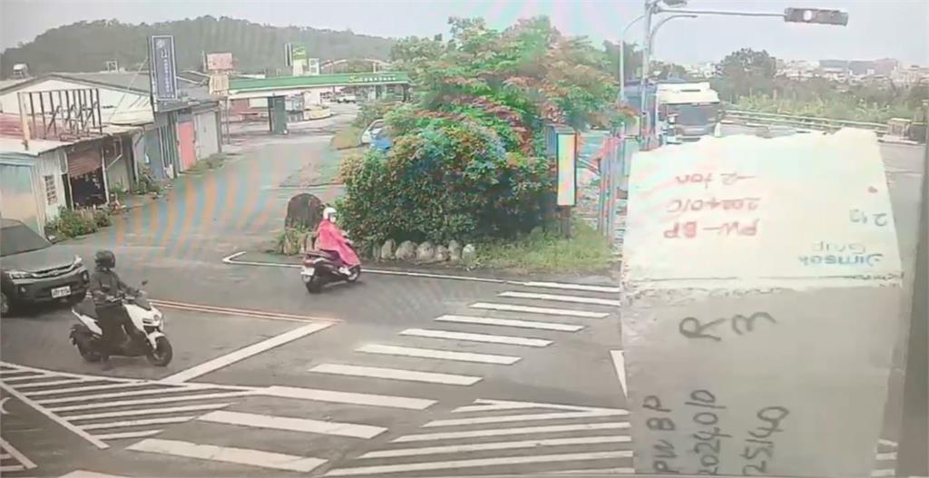 嚇人!聯結車過彎"25噸巨石