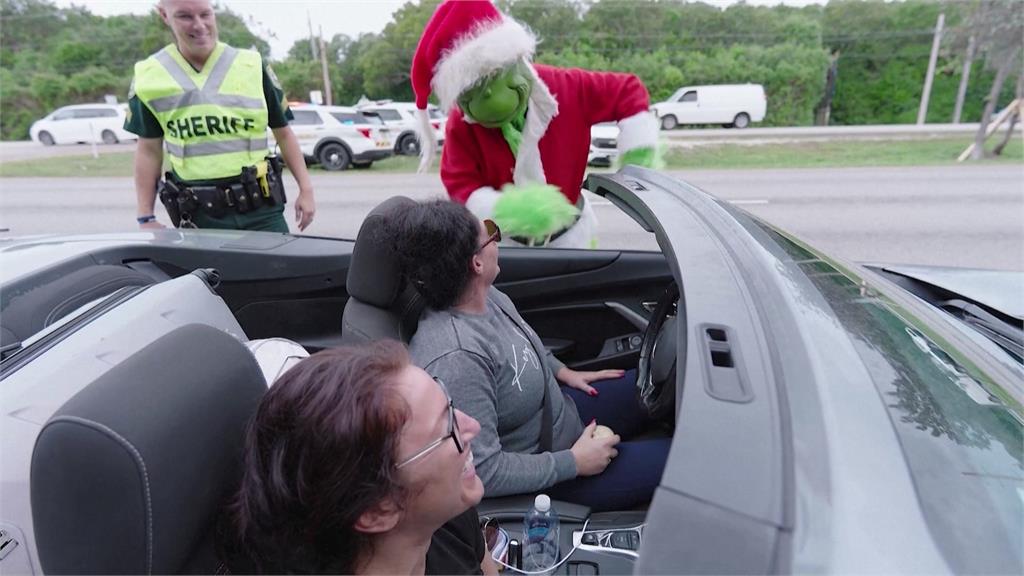 耶誕假期　美國拉戈島警察玩創意　打扮成「鬼靈精」路邊抓超速