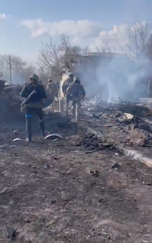 親赴烏俄戰爭前線！美退伍軍人曝光「俄戰車遭擊毀冒煙」畫面