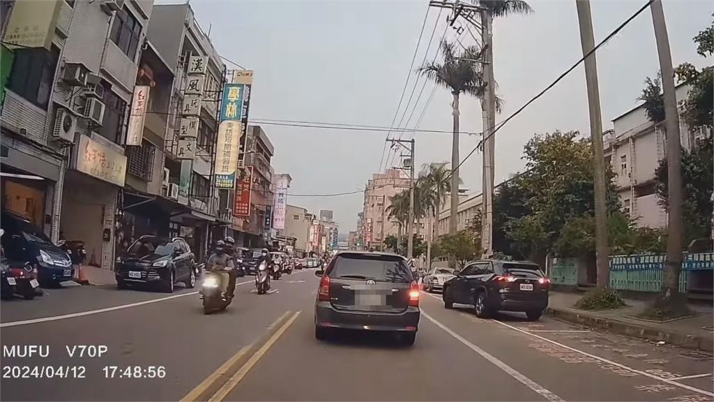 不爽被按喇叭!駕駛惡意逼車飆罵髒話 騎士嗆「叫警察」後態度秒慫
