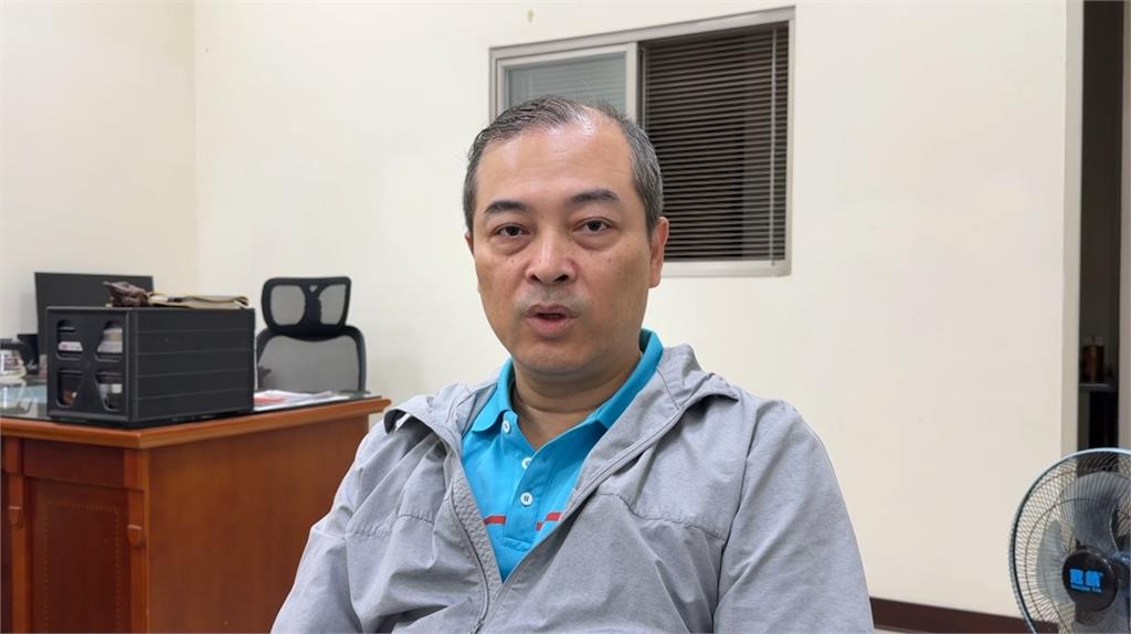 英勇畫面曝! 退休師碰碰車連4撞 白車神切車頭硬攔