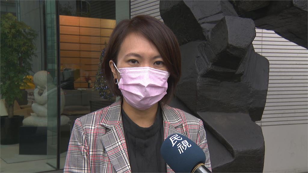 與蔣萬安市政交接漏網鏡頭 柯P贈書竟比中指!議員批不應該