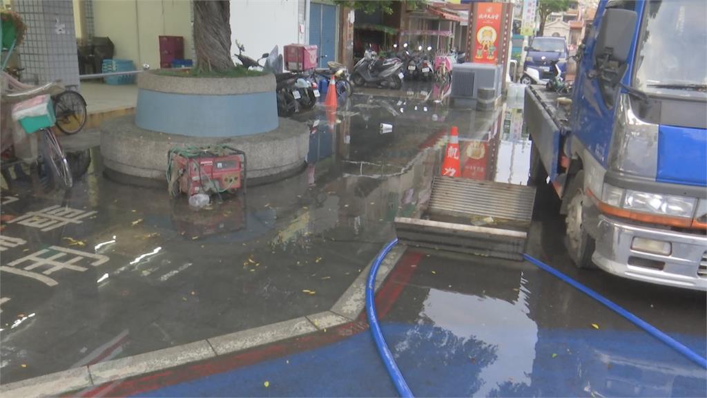 颱風來襲逢大潮海水倒灌 高雄旗津部分街道「淹過腳踝」