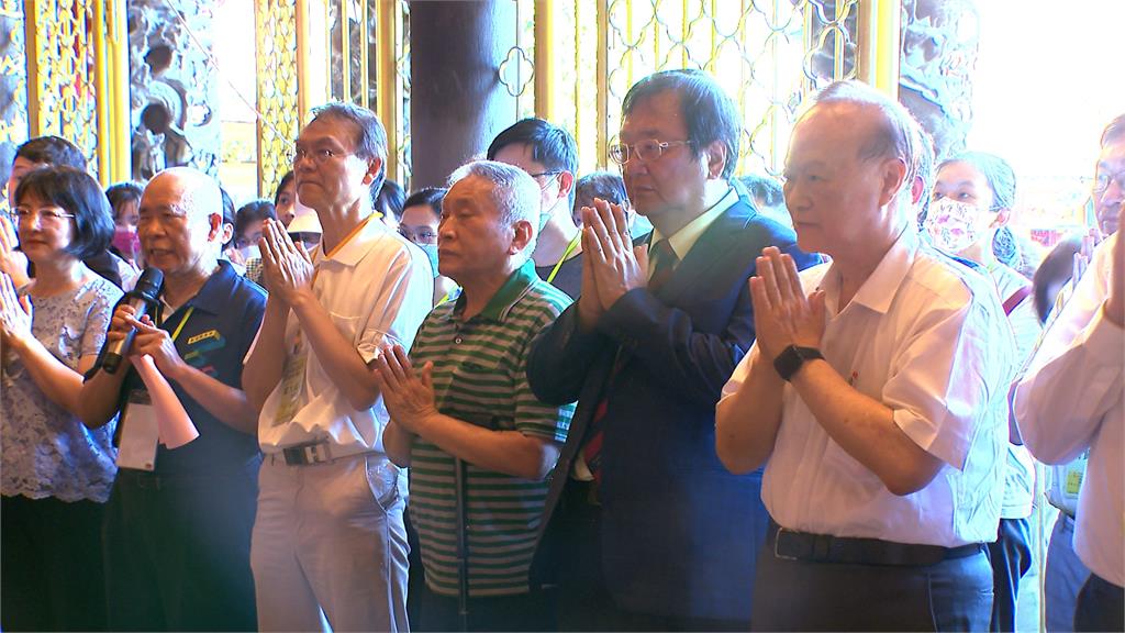 挺過疫情！　台北醫師公會防疫代表赴龍山寺祈福