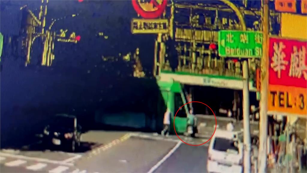 快新聞/高雄老翁雙載騎車「闖紅燈」 遭輕軌列車擦撞瞬間曝光