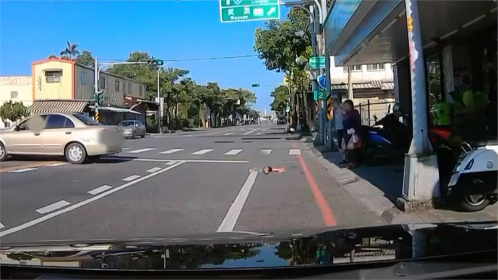 扯！　宜蘭女駕駛「門沒關就加速」　丟包３歲外甥女「追車慘摔」
