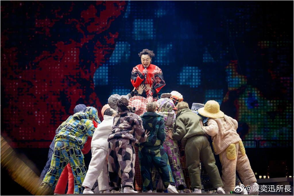 22年前曾撞破下體！陳奕迅演唱會出意外「額頭腫超大包」傷勢曝光