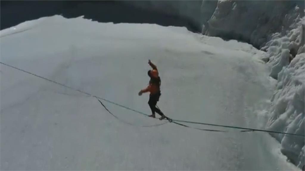 走繩女高手坎波里歐妮　跨越海拔5千公尺冰湖