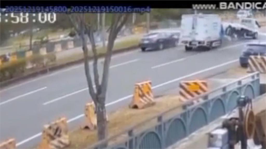 勿分心! 台中母載幼子"彎腰拾物"失控自撞翻車