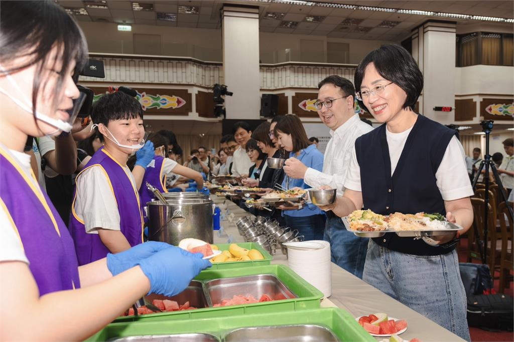 快新聞／免費不是天花板！蘇巧慧揪綠營參選人「開箱營養午餐」：挺學生吃好 