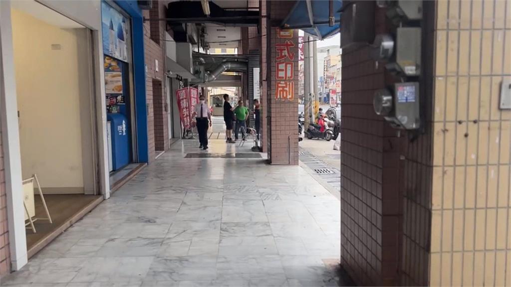 高雄男洗衣店外「遺失錢包」　查監視器竟掉落騎樓遭女子撿走