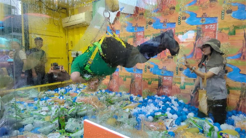 嘉義水上香火祭「真人娃娃機」　蔡易餘親自上陣自嘲像吊豬肉