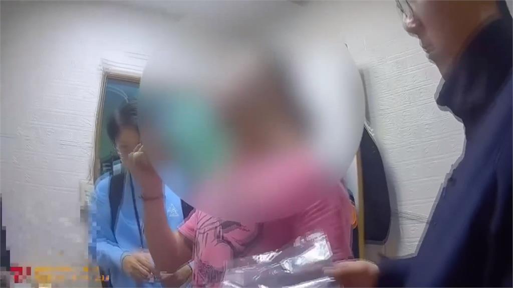 女模「嘴塞襪、窗簾綁手」離奇死亡！　男友顧拍片：不用報警