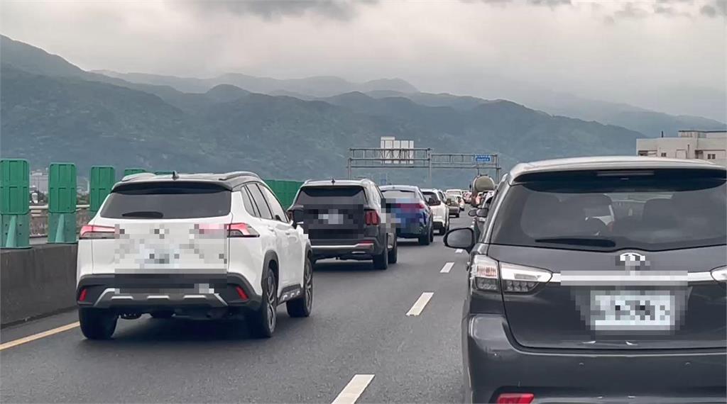 快新聞/清明收假日國道13路段易壅塞 國5北上雪隧口至少已回堵6公里