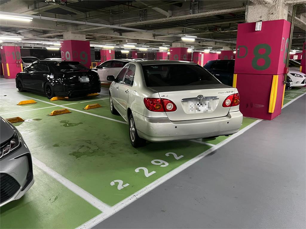 超狂駕駛一次「霸佔2車格」奇景曝光!網見全傻眼:沒看過這麼誇張的