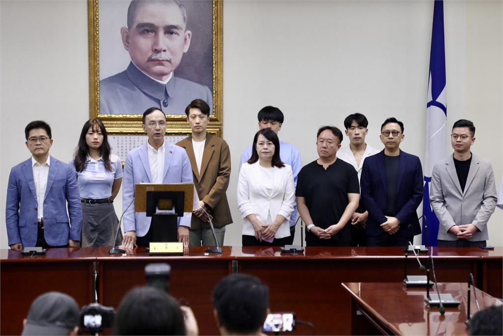 快新聞/31藍委全守住 朱立倫宣布交棒:懇請盧秀燕接國民黨主席