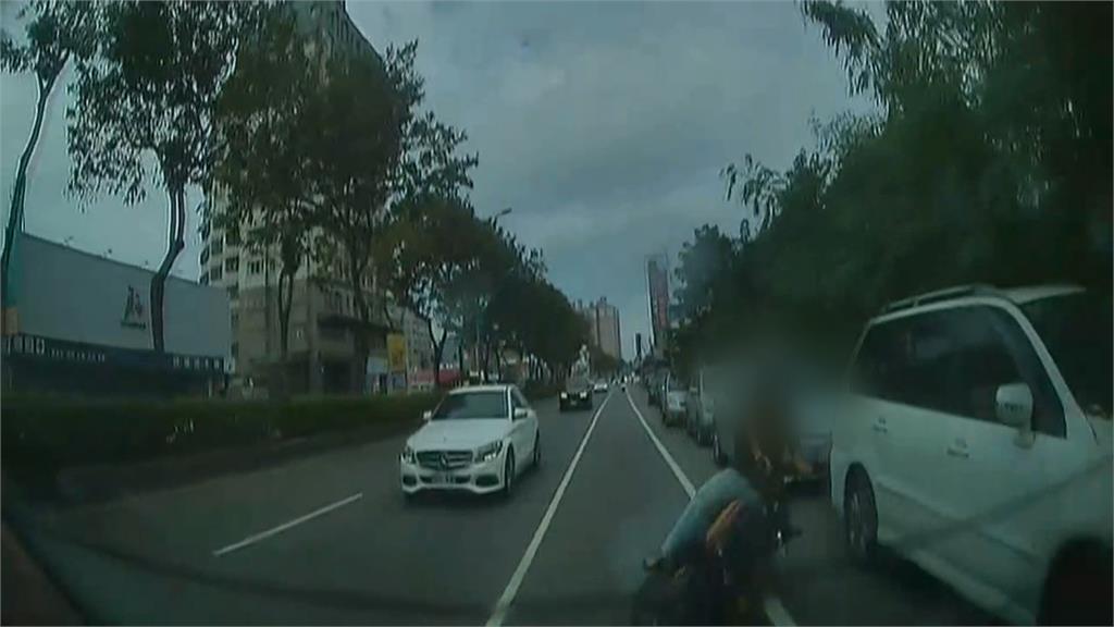 台中騎士"雨天閃車"慘摔 警方:轎車準備停車無違規